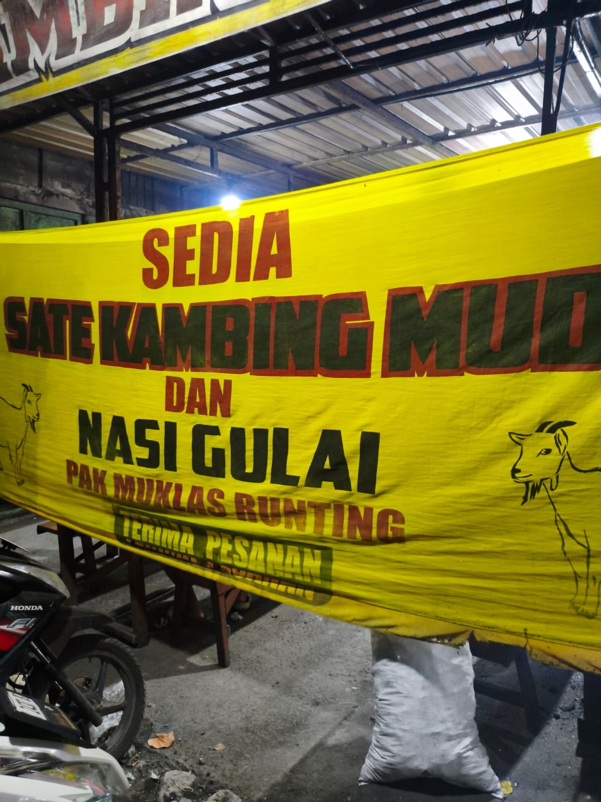 Sate Kambing Pak Muklas di Pasar Runting Pati.