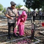 Kapolresta Pati saat berziarah di taman makam pahlawan Pati