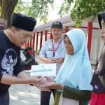 PJ Bupati Jepara Edy Supriyanta memberikan bantuan modal usaha