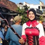 Wiwid Lestari saat tampil sebagai mayoret.