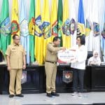 PJ Bupati Jepara Edy Supriyanta menerima penghargaan dari Menteri Keuangan didampingi Menteri Dalam Negeri.
