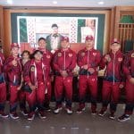 Para atlet angkat berat dan angkat besi berfoto bersama Ketua DPRD Pati Ali Badrudin.