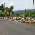 Sampah plastik menumpuk di pinggir jalan 