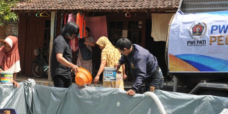 PWI Pati mengirimkan bantuan air bersih untuk korban kekeringan di wilayah Pucakwangi Pati