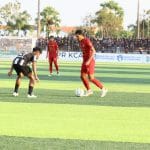 Pemain Persipa Pati Dhanu Syahputra membawa bola berusaha melewati pemain PSCS Cilacap