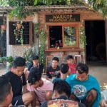 Suasana nongkrong di Angkringan Joss Desa Pasucen, Trangkil, Pati Jawa Tengah.