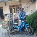 Seorang pedagang bakso mengeluh omzetnya turun karena aturan zona merah PKL.