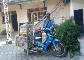 Seorang pedagang bakso mengeluh omzetnya turun karena aturan zona merah PKL.