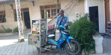 Seorang pedagang bakso mengeluh omzetnya turun karena aturan zona merah PKL.