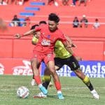 Pemain Persijap Jepara Indra Arya berduel dengan pemain Persekat Tegal.