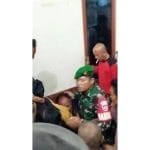 Pria Paruh Baya Tertangkap Basah Maling Motor, Dihajar Massa di Balai Desa Gebang
