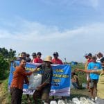 Narso saat memberikan bantuan kepada masyarakat kelompok pembudidaya perikanan.