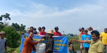 Narso saat memberikan bantuan kepada masyarakat kelompok pembudidaya perikanan.