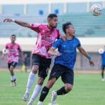 Pemain Persiku Kudus (jersey merah muda) saat melakoni uji coba melawan Persela Lamongan.