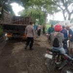 Miris! Jalan Rusak di Pati Sebabkan Truk Fuso Terguling, Muatan Berhamburan