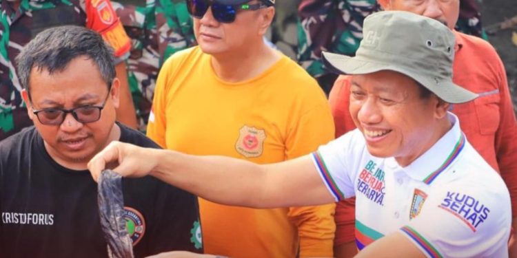 Bupati Kudus Pimpin Gotong Royong Bersihkan Gorong-gorong, Cegah Banjir di Proliman