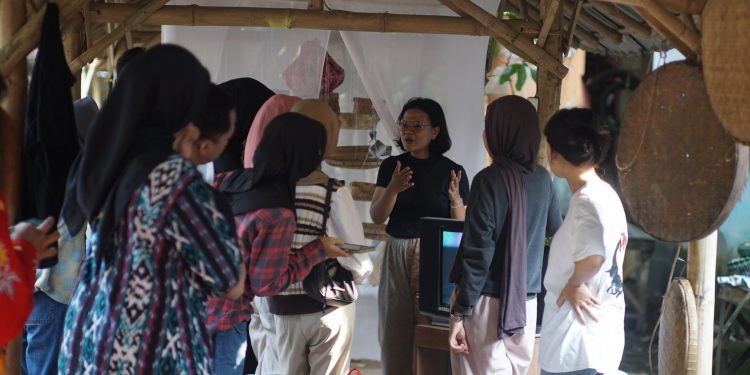 Kampung Budaya Piji Wetan Hadirkan Pameran Seni Unik “Tapa Ngeli”
