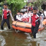 Banjir di Demak, Polisi Antar Jemput Siswa Sekolah Naik Perahu