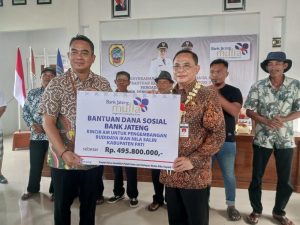 Direktur Utama Bank Jateng Irianto Harko Saputro secara simbolis menyerahkan bantuan.