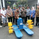 Bupati Pati Sudewo didampingi Wakil Bupati Risma Ardhi Chandra melihat alat kincir air bantuan CSR dari Bank Jateng.