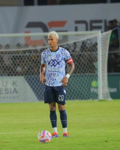 Douglas Crus bek tengah asal Brazil mantan pemain PSPS Pekanbaru.