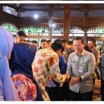 Bupati Kudus Sam'ani Intakoris berjabat tangan dengan para pejabat usai pelantikan.