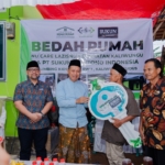 Penyerahan secara simbolis bantuan bedah rumah oleh Bupati Kudus Sam'ani Intakoris.