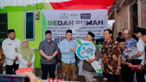 Penyerahan secara simbolis bantuan bedah rumah oleh Bupati Kudus Sam'ani Intakoris.