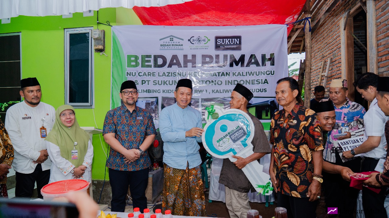 Penyerahan secara simbolis bantuan bedah rumah oleh Bupati Kudus Sam'ani Intakoris.