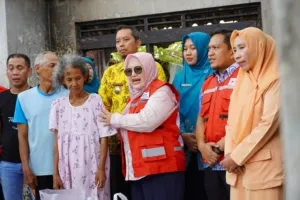 PMI Pati Salurkan Bantuan untuk Korban Kebakaran di Sukolilo
