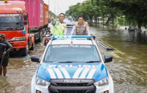 Kapolda Jateng Tinjau Banjir Pantura Kaligawe, Pastikan Pelayanan Optimal untuk Warga Terdampak