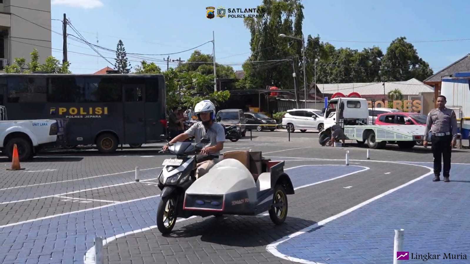 Seorang penyandang disabilitas sedang mengurus pelayanan SIM di Satlantas Polres Jepara. (DOK SATLANTAS POLRES JEPARA)