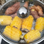 Makanan kukusan seperti jagung dan ubi semakin diminati.