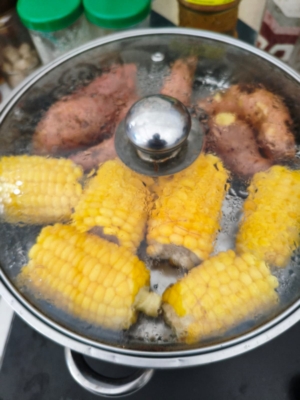 Makanan kukusan seperti jagung dan ubi semakin diminati.