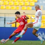 Bek Persijap Jepara Diogo Brito berusaha membuang bola saat dipressing oleh striker Malut United. (PERSIJAP OFFICIAL)