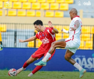 Bek Persijap Jepara Diogo Brito berusaha membuang bola saat dipressing oleh striker Malut United. (PERSIJAP OFFICIAL)