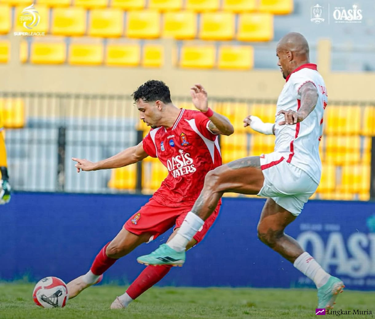 Bek Persijap Jepara Diogo Brito berusaha membuang bola saat dipressing oleh striker Malut United. (PERSIJAP OFFICIAL)