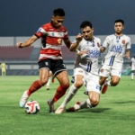 Bek Persijap Jepara Diogo Brito membayangi pemain Madura United. (DOK MADURA UNITED)