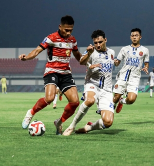 Bek Persijap Jepara Diogo Brito membayangi pemain Madura United. (DOK MADURA UNITED)