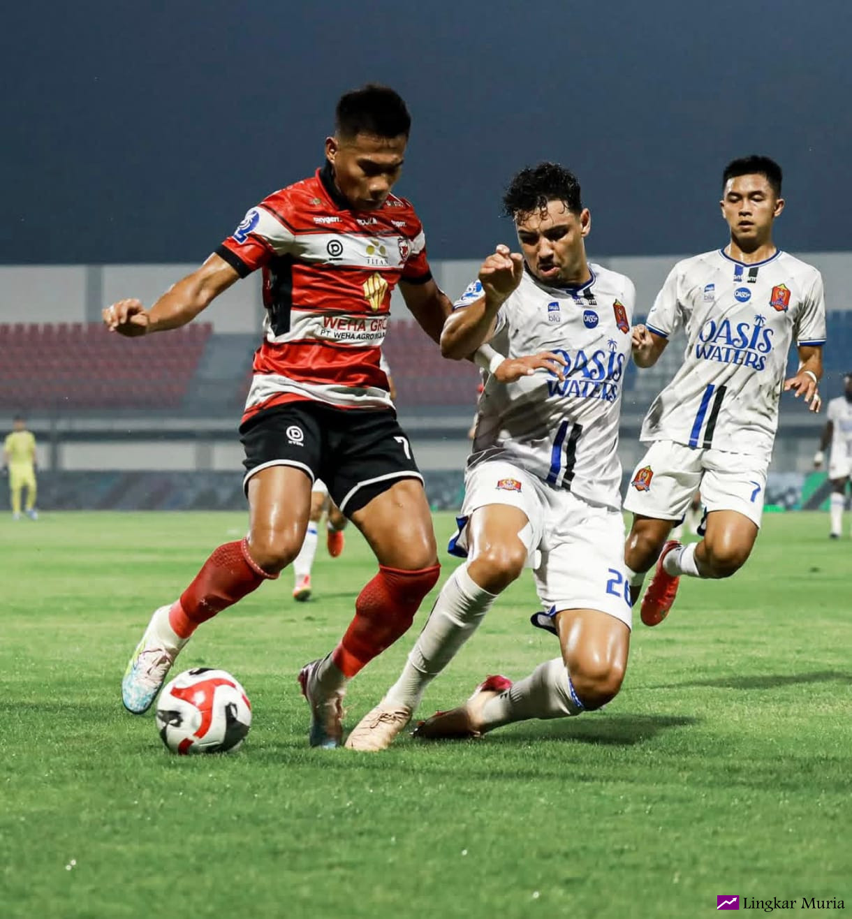 Bek Persijap Jepara Diogo Brito membayangi pemain Madura United. (DOK MADURA UNITED)