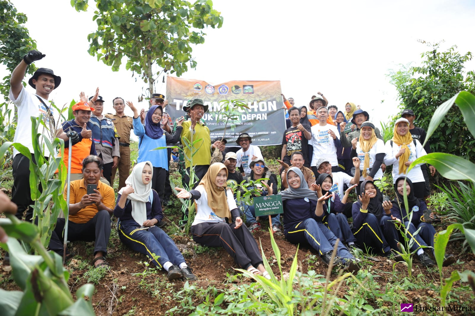 Selamatkan Karst Kendeng, SMAN 1 Jakenan dan Komunitas Lingkungan Tanam Pohon di Gunung Panti
