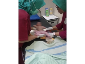 Bayi Perempuan Masih Hidup Ditemukan di Tempat Sampah Perumahan, Polisi Lakukan Penyeledikan