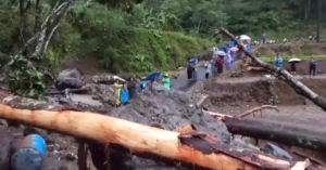 Akses Utama Desa Tempur Jepara Terputus Total Akibat Longsor, Warga Terisolir