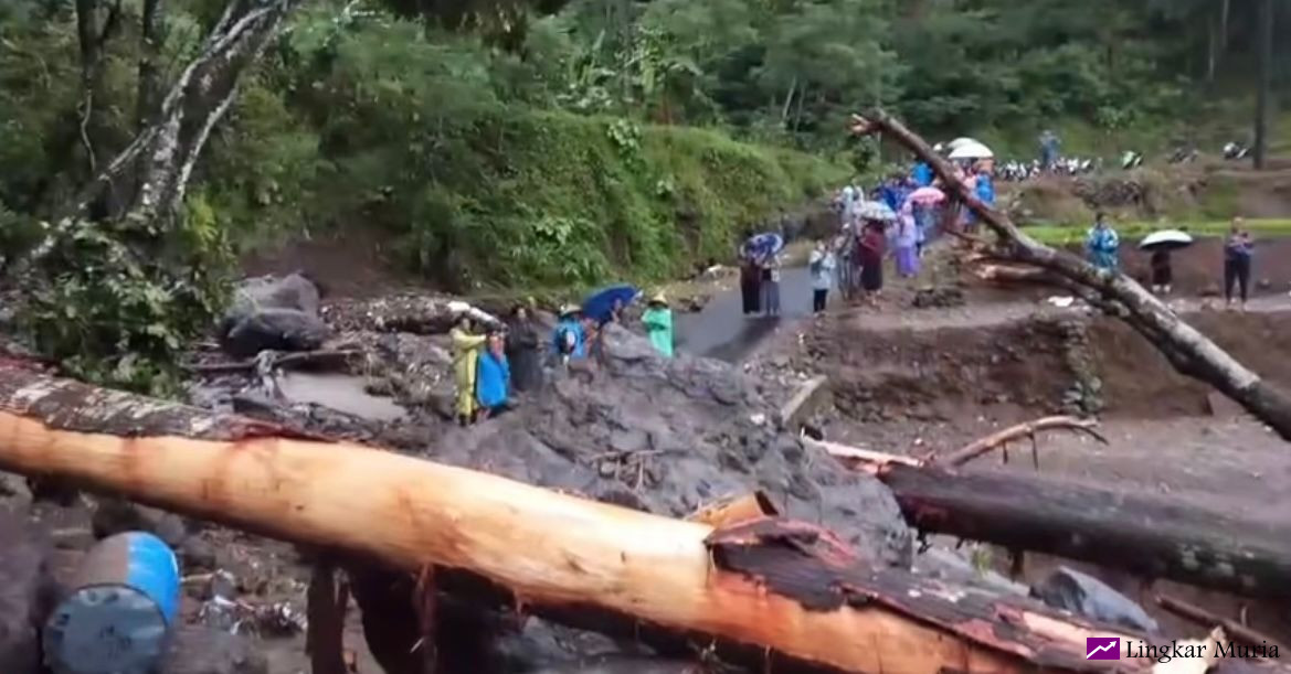 Akses Utama Desa Tempur Jepara Terputus Total Akibat Longsor, Warga Terisolir