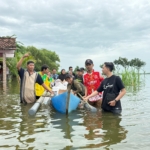 LTNNU Pati Bagikan Nasi Ayam Geprek dan Sosialisasikan Bahaya Hoaks kepada Korban Banjir