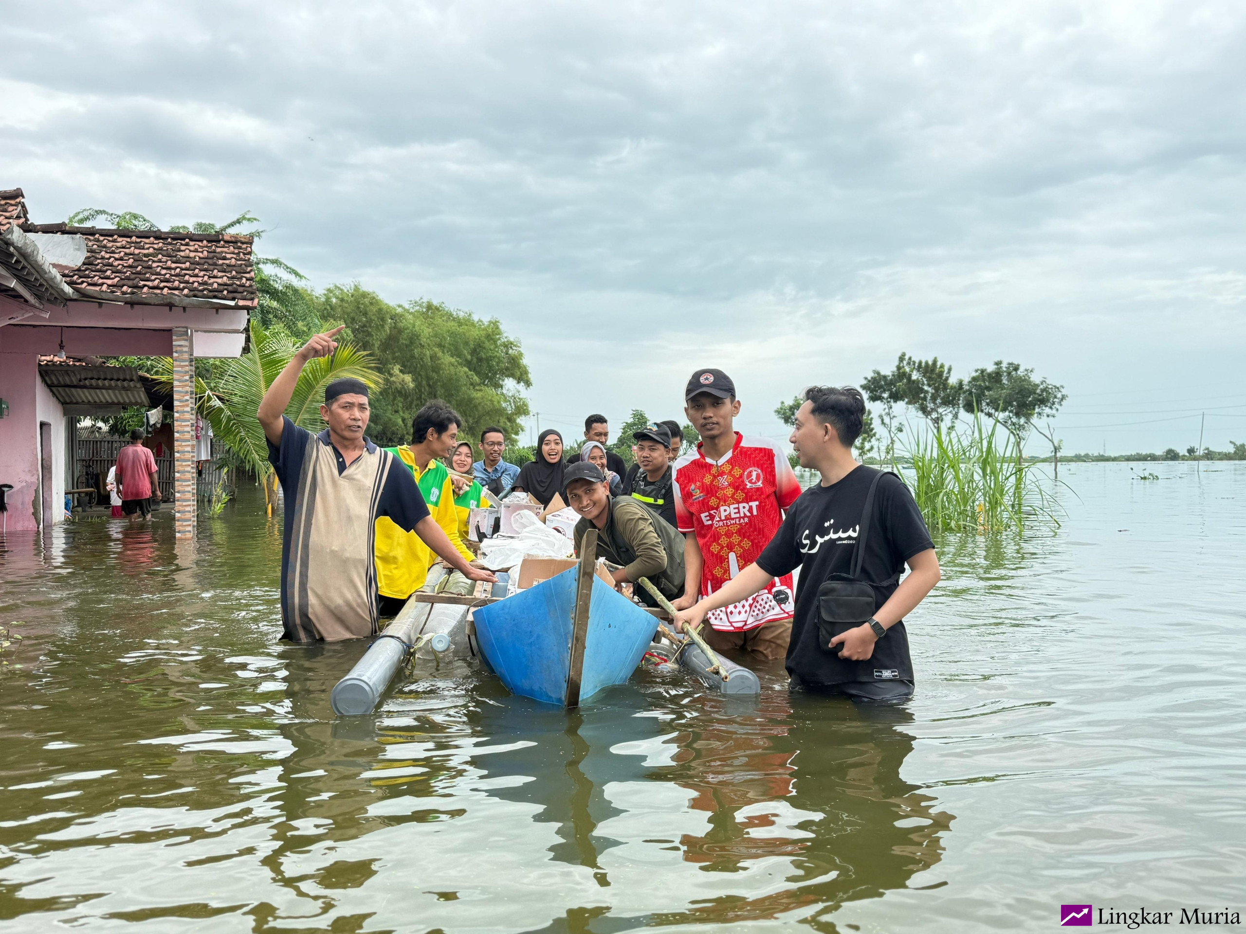LTNNU Pati Bagikan Nasi Ayam Geprek dan Sosialisasikan Bahaya Hoaks kepada Korban Banjir