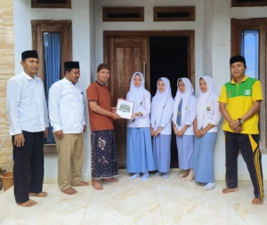 Siswa As-Salafiyah Lahar Implementasikan Hablum Minannas Lewat Bantuan Bencana