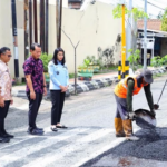 Bupati dan Wakil Bupati Kudus meninjau perbaikan jalan.