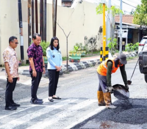 Bupati dan Wakil Bupati Kudus meninjau perbaikan jalan.