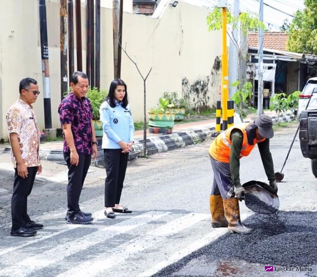 Bupati dan Wakil Bupati Kudus meninjau perbaikan jalan.